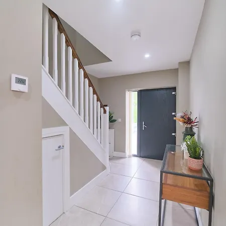 3 Bedroom Duplex By Travel Lets Short Term Agency *
